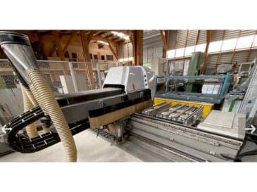 Frontansicht der BIESSE Rover 321 R  Maschine