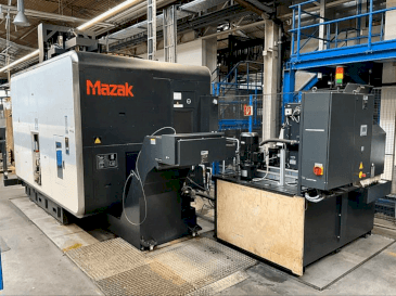 Frontansicht der Mazak VARIAXIS i-700  Maschine