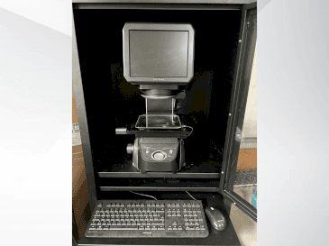 Frontansicht der KEYENCE IM 7020  Maschine
