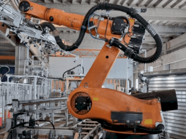 Frontansicht der KUKA KR 210 L150-2  Maschine