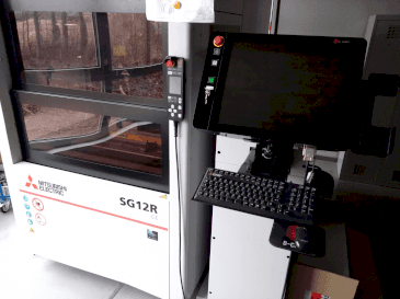 Frontansicht der Mitsubishi Electric SG12M  Maschine