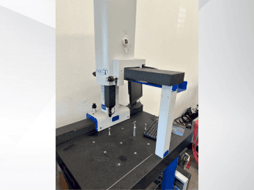 Frontansicht der THOME Prazision Prazision 3D Smart man  Maschine