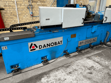 Frontansicht der DANOBAT RP-2500-NC  Maschine