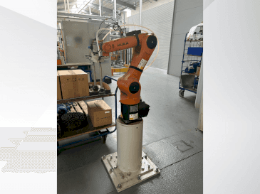 Frontansicht der KUKA KR 6 R900 fivve  Maschine