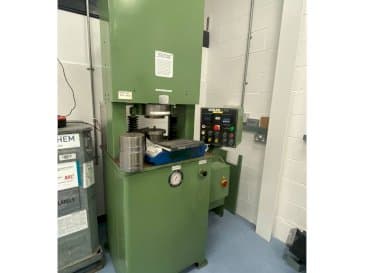 Frontansicht der Extrude Hone Vector Series  Maschine