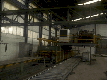 Frontansicht der MANNI Sandwich Panel Production Line  Maschine