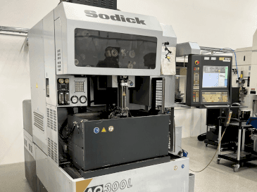 Frontansicht der Sodick AQ300L  Maschine