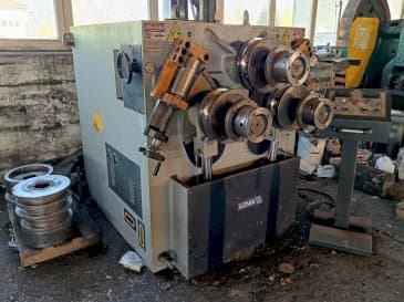 Frontansicht der UZMA UPB-100  Maschine