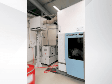 Frontansicht der DMG Sauer Ultra sonic 50  Maschine