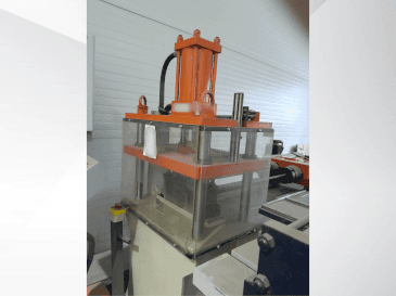 Frontansicht der UZMA MAKINA PDM 30  Maschine