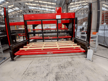 Frontansicht der AMADA EMZ3612M2  Maschine