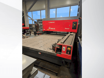 Frontansicht der AMADA LC 2415 A3  Maschine