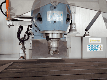 Frontansicht der Bernardo Variomill FU 2000E Servo  Maschine