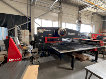 Frontansicht der AMADA EM2510NT  Maschine