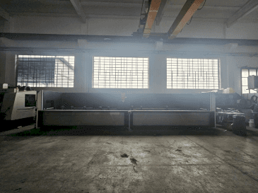 Frontansicht der Emmegi COMET X6  Maschine