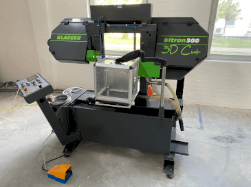 Frontansicht der Klaeger Bitron 300 3D Cut  Maschine