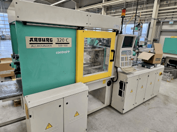 Frontansicht der Arburg 320 C 500-100 + Multilift H with B-Axis  Maschine