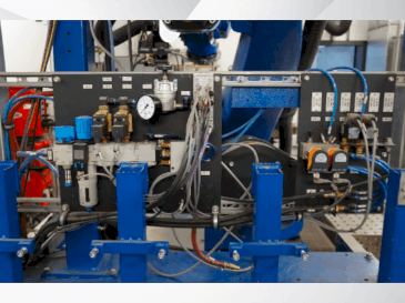 Frontansicht der KUKA KR 100-2 HA 2000  Maschine