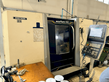 Frontansicht der DMG MORI EcoTurn 450 V3  Maschine