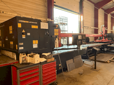 Frontansicht der AMADA LC2415 alpha3  Maschine