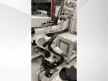 Frontansicht der KUKA KR 22 R1610-2  Maschine