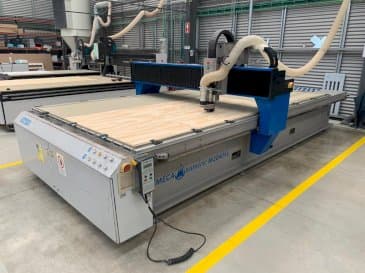 Frontansicht der MECANUMERIC M2040  Maschine