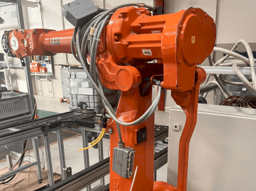 Frontansicht der ABB IRB 2400 M2004  Maschine