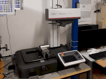Frontansicht der MAHR MarSurf CD 140  Maschine