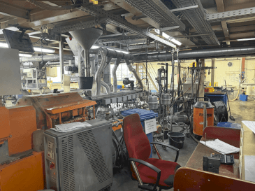 Rechte Seitenansicht der Leistritz ZSE 50HP-40D  Maschine