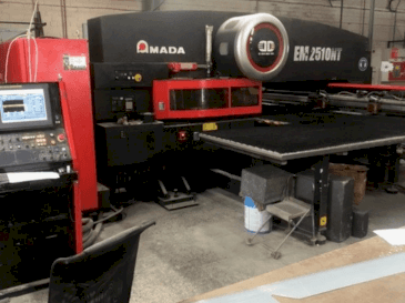 Frontansicht der AMADA EM2510NT  Maschine