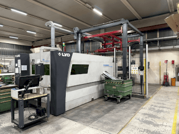 Frontansicht der LVD Phoenix FL 3015  Maschine
