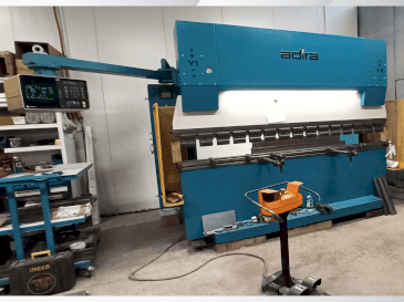 Frontansicht der ADIRA QIH-11030 DNC CR  Maschine