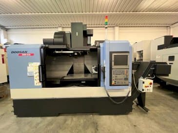 Frontansicht der DOOSAN DNM 650  Maschine