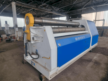 Frontansicht der Metallkraft  RBM 4 HMS Pro 3050-150  Maschine