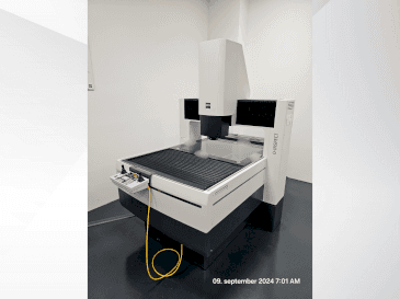 Frontansicht der ZEISS 0-inspect  Maschine