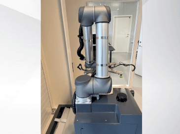 Frontansicht der Universal Robots UR10  Maschine