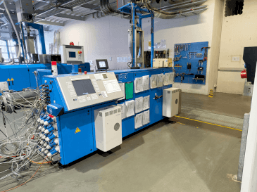 Frontansicht der Krauss Maffei KME 75-36 R AC  Maschine