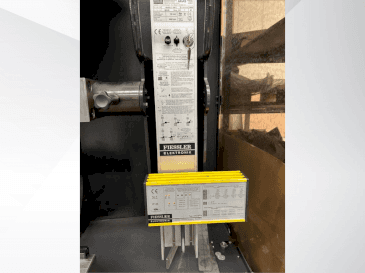 Frontansicht der AMADA HFE 130-3  Maschine