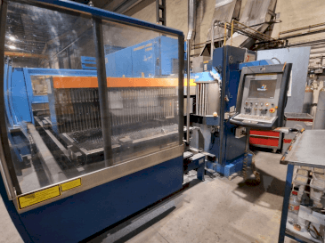 Frontansicht der Prima Industrie PLATINO 1530  Maschine