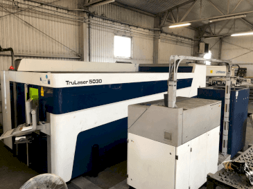 Frontansicht der TRUMPF Trulaser 5030 Fiber  Maschine
