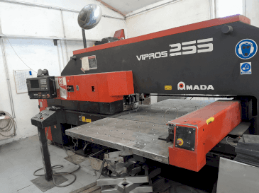 Frontansicht der AMADA Vipros 255  Maschine
