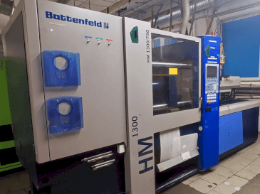 Frontansicht der Battenfeld HM 1300/750  Maschine