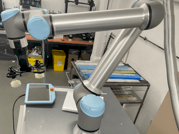Frontansicht der Universal Robots UR10  Maschine
