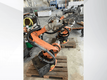 Frontansicht der KUKA KR16  Maschine