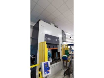 Frontansicht der SMERAL LKT 250D  Maschine