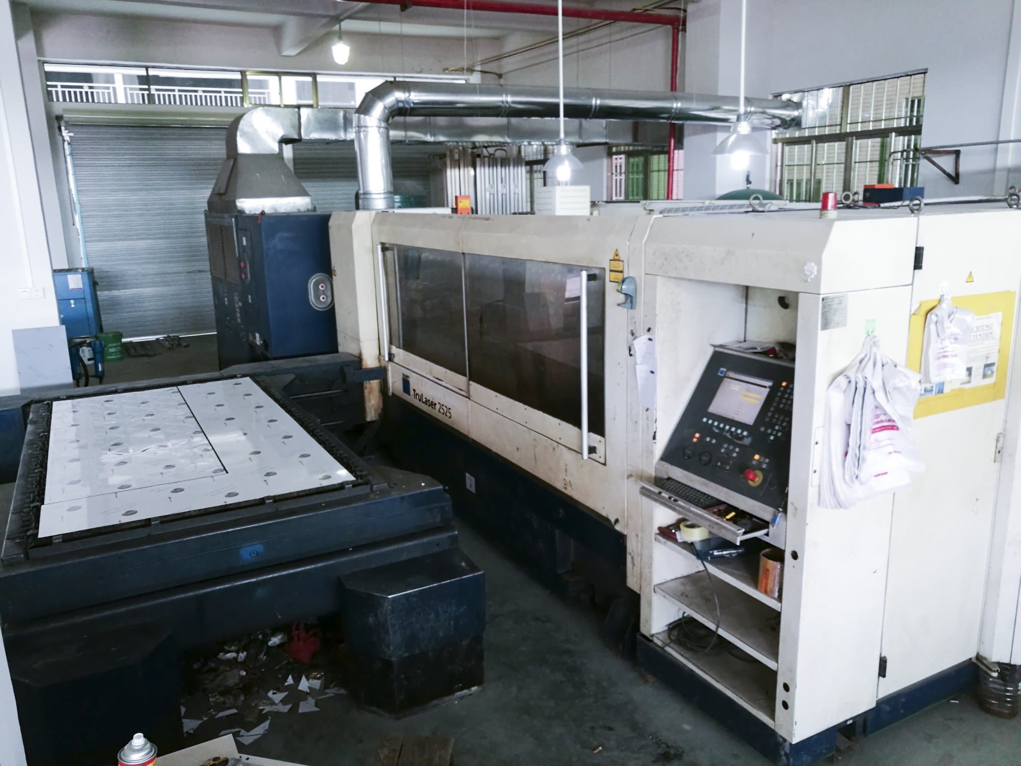 Rechte Ansicht der Trumpf TruLaser 2525 Maschine