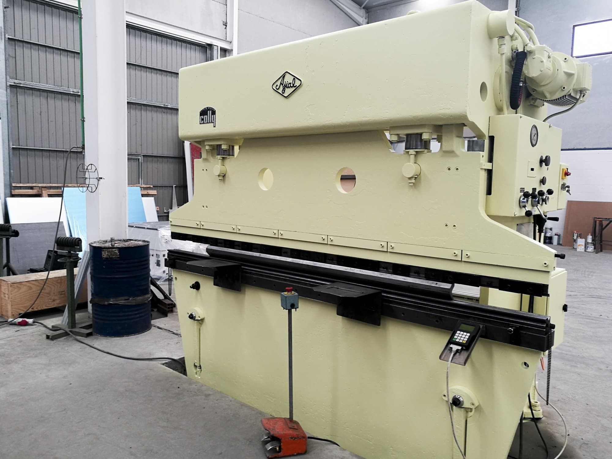 Rechte Ansicht der Ajial Colly 89 Maschine