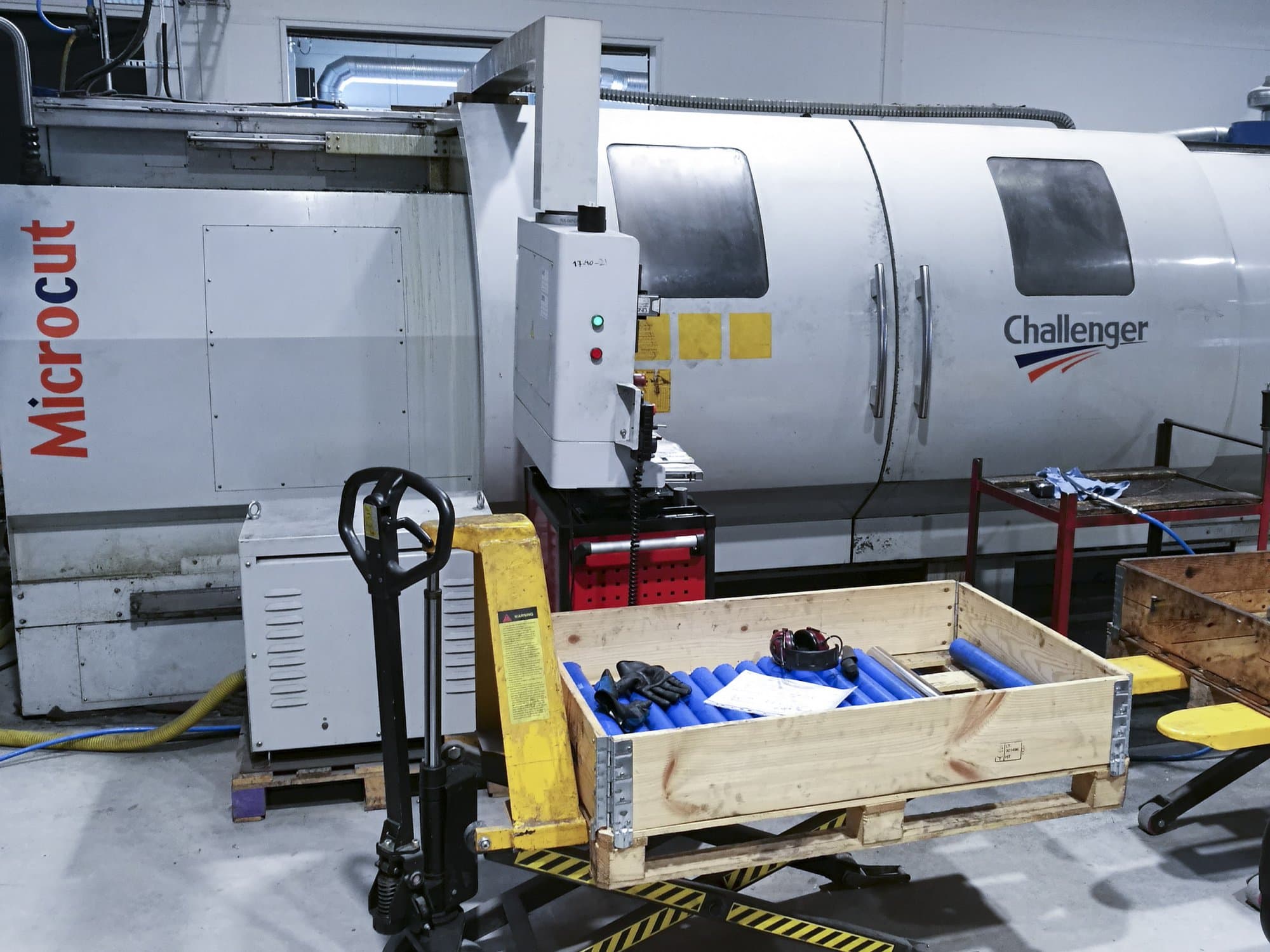 Frontansicht der MICROCUT BNC-30160X Maschine