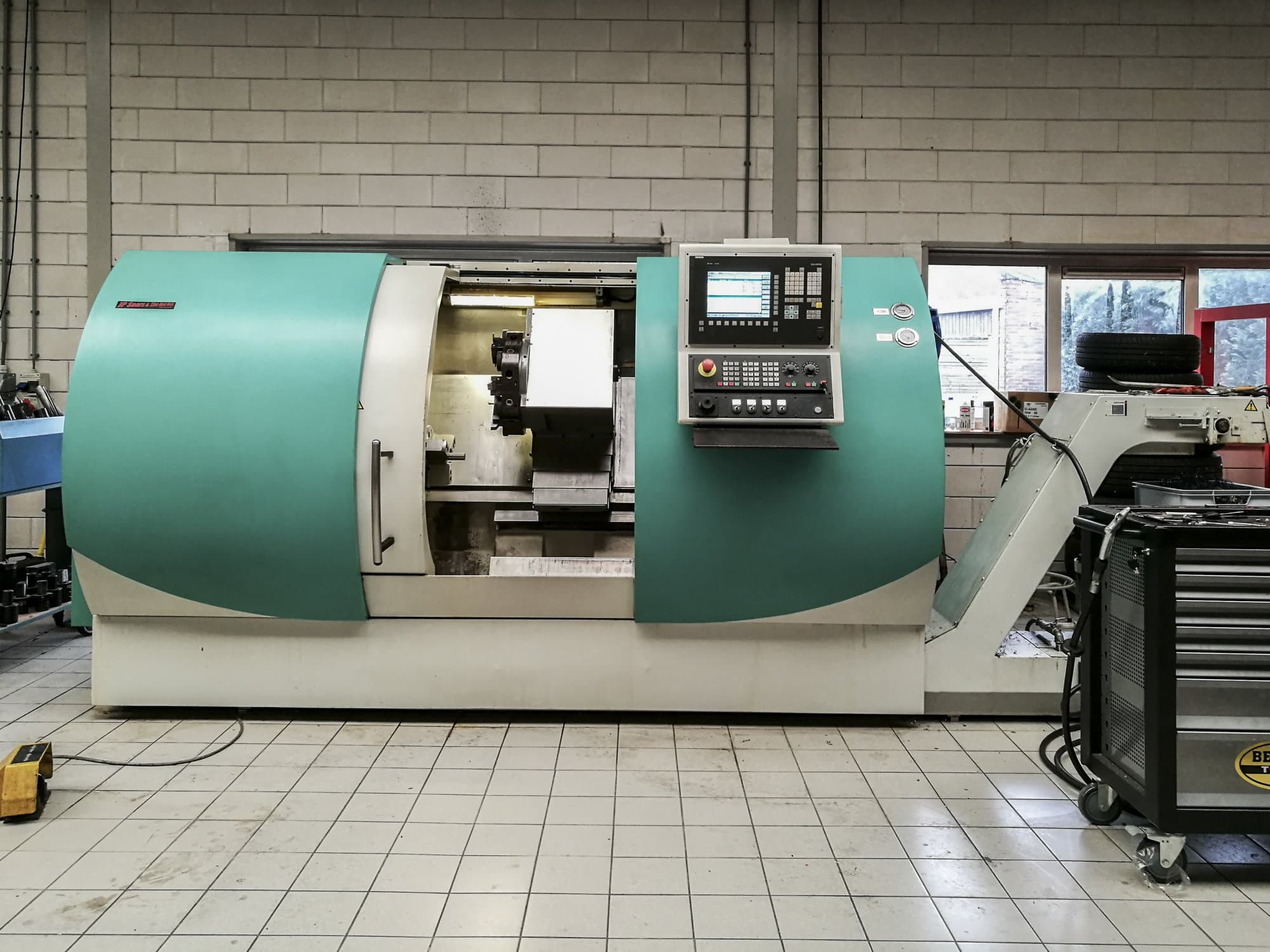 Frontansicht der TRENS SBL 500 CNC Maschine