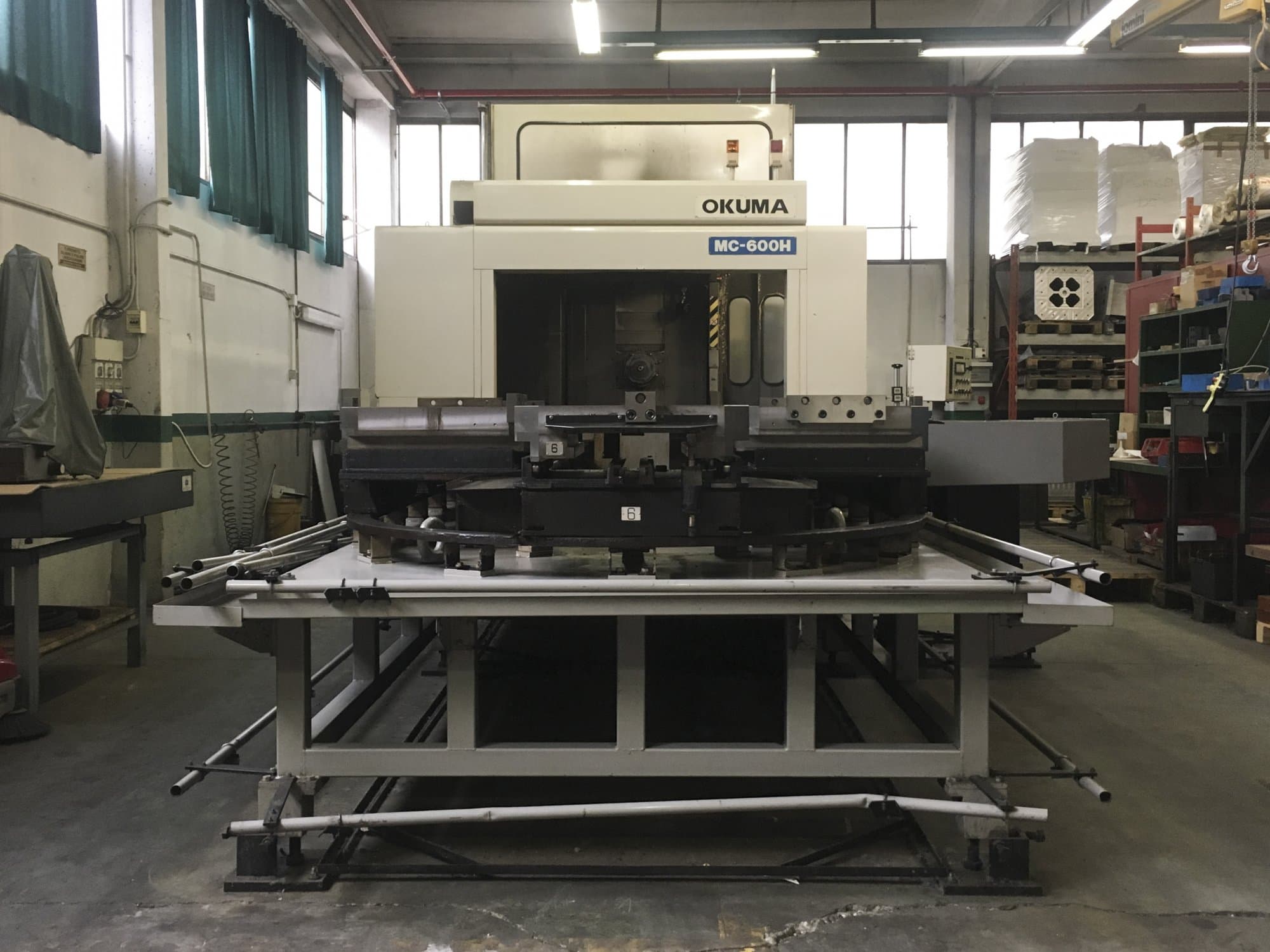 Vorderansicht der Okuma MC-600H Maschine